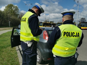 policjanci kontrolują okolice przejść dla pieszych