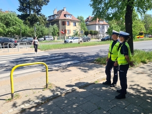 policjanci kontrolują okolice przejść dla pieszych
