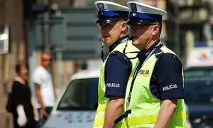 policjanci kontrolują okolice przejść dla pieszych
