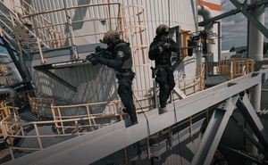 Policyjni kontrterroryści podczas w trakcie ćwiczeń
