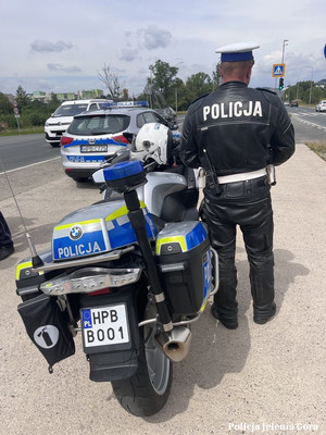 policjant stojacy koło motocykla