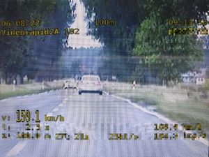 Pojazd przekraczający prędkość, zdjęcie policyjnego wideorejestratora