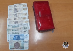 Zdjęcie przedstawia czerwony portfel oraz gotówkę. Na drugim zdjęciu widać policjanta, który doprowadza do komisariatu zatrzymanego nastolatka ubranego w dres koloru szarego