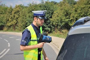 kontrola drogowa - policjanci z fotoradarem
