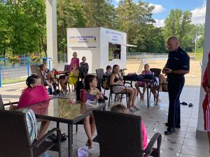 policjant podczas spotkania z dziećmi na basenie