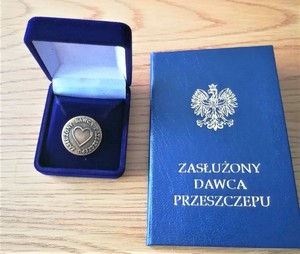 Zdjęcie przedstawia policjanta, który oddaje krew, a także odznakę koloru brązowego oraz niebieską legitymację