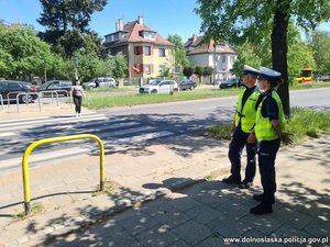 Zdjęcia przedstawiają umundurowanych policjantów podczas działań