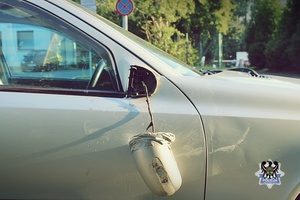 fragment pojazdu od strony pasażera na zdjęciu widoczne urwane lusterko boczne