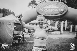 KOBIETA W STROJU SPORTOWYM UCZESTNICZĄCA W ZAWODACH