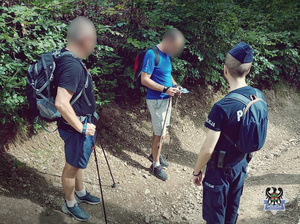 Zdjęcia przedstawiają policjantów podczas prowadzonych działań profilaktycznych na górze Borowa