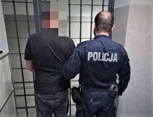 Zdjęcie przedstawia umundurowanego policjanta oraz zatrzymanego mężczyznę