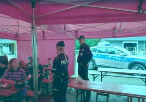 policjanci spotykają sie z dziećmi na obozie w namiocie