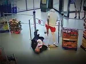 Mężczyzna odpychający pracownika ochrony w sklepie