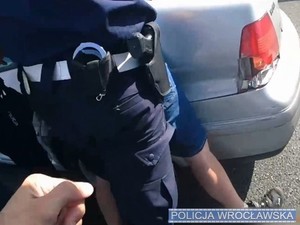 Policjant zatrzymuje nietrzeźwego kierowcę
