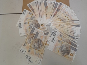 Banknoty rozłożone na podłodze