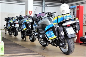 Nowe policyjne motocykle stojące w garażu