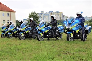 Funkcjonariusze na policyjnych motocyklach