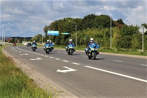 Policyjne motocykle  w ruchu miejskim