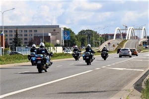 Policyjne motocykle w ruchu miejskim