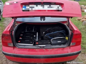 Odzyskane przez policjantów akumulatory w bagażniku pojazdu osobowego