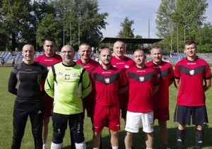 Na zdjęciu widać drużynę piłkarską ze strzelińskiej komendy powiatowej