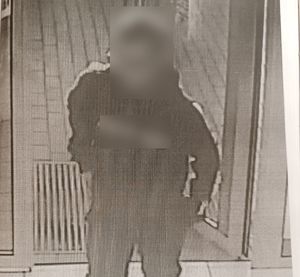 zdjęcia z monitoringu przedstawiające złodzieja sklepowego