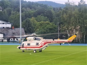 Helikopter na płycie boiska