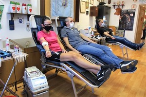 kobieta i dwóch mężczyzn podczas oddawania krwi