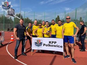 Policjanci z Polkowic podczas turnieju siatkówki