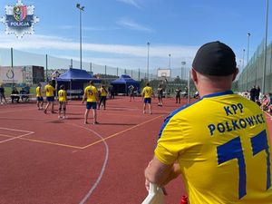 Policjanci z Polkowic podczas turnieju siatkówki