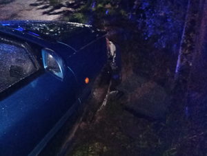 Na zdjęciu widać fragment (prawą stronę) niebieskiego samochodu uszkodzonego w wyniku zdarzenia drogowego