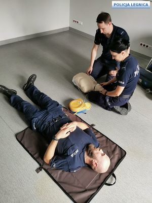 policjanci uczestniczący w ćwiczenia z ratownia ludzkiego życia