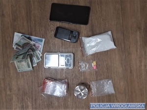 Narkotyki, dwa telefony i banknoty leża na stole
