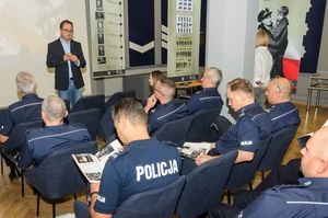 szkolenie dla policjantów w izbie pamieci