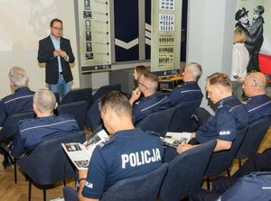 szkolenie dla policjantów w izbie pamieci