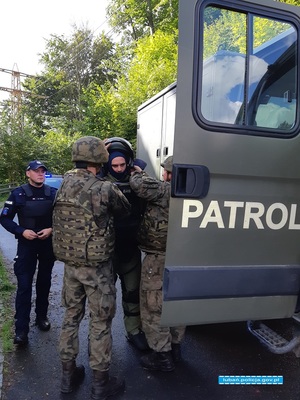 policjanci podczas ćwiczeń powiatowych pod nazwą zapora 2022