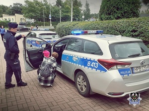 Policjant pokazuje radiowóz dziecku