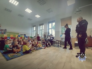 Policjanci rozmawiają z dziećmi podczas profilaktycznego spotkania