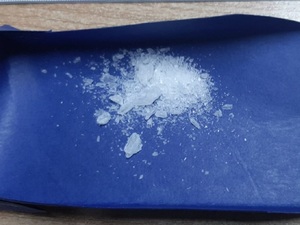 narkotyki w postaci białych kryształków