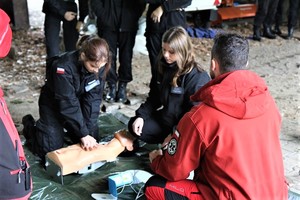 Uczennice podczas zajęć z pierwszej pomocy