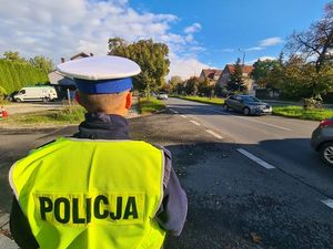 Policjant stojący na skrzyżowaniu