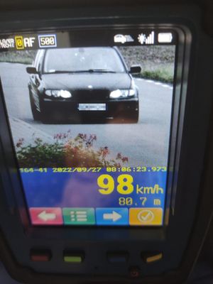zdjęcie rejestratora prędkości przedstawiającego samochód
