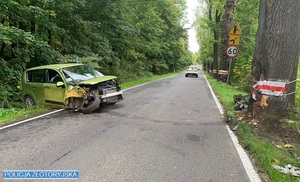 zdjęcie ze zdarzenia drogowego, na drodze stoi rozbity samochód