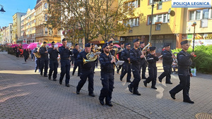 Zdjęcia przedstawiają muzyków policyjnej orkiestry oraz uczestników marszu