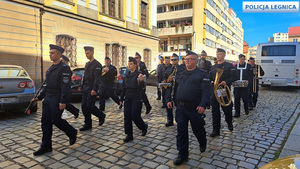Zdjęcia przedstawiają muzyków policyjnej orkiestry oraz uczestników marszu