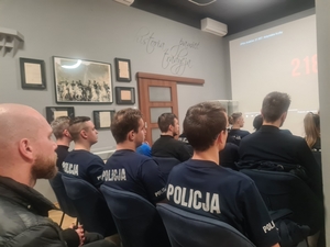 Zdjęcia przedstawiają policjantów podczas warsztatów w Izbie Pamięci