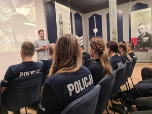 Zdjęcia przedstawiają policjantów podczas warsztatów w Izbie Pamięci