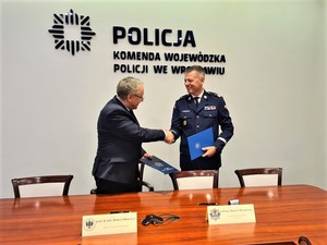 Komendant Wojewódzki Policji we Wrocławiu z rektorem Uniwersytetu Wrocławskiego podczas zawierania porozumienia