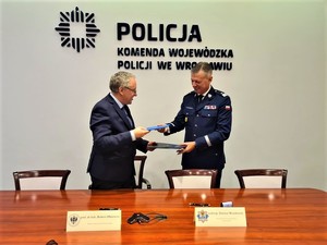 Komendant Wojewódzki Policji we Wrocławiu z rektorem Uniwersytetu Wrocławskiego podczas podpisywania porozumienia