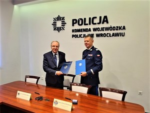 Komendant Wojewódzki Policji we Wrocławiu z rektorem Uniwersytetu Wrocławskiego podczas podpisywania porozumienia